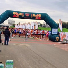 Когда Чебоксары становятся беговой столицей, мы гордимся не только нашими спортсменами, но и нашими учениками! Скворцова Н., активистка Детской школьной организации «Эдельвейс» школы №40, провела выходные волонтёром спортивного события «Чувашия Этноран х Чебоксарский полумарафон»
