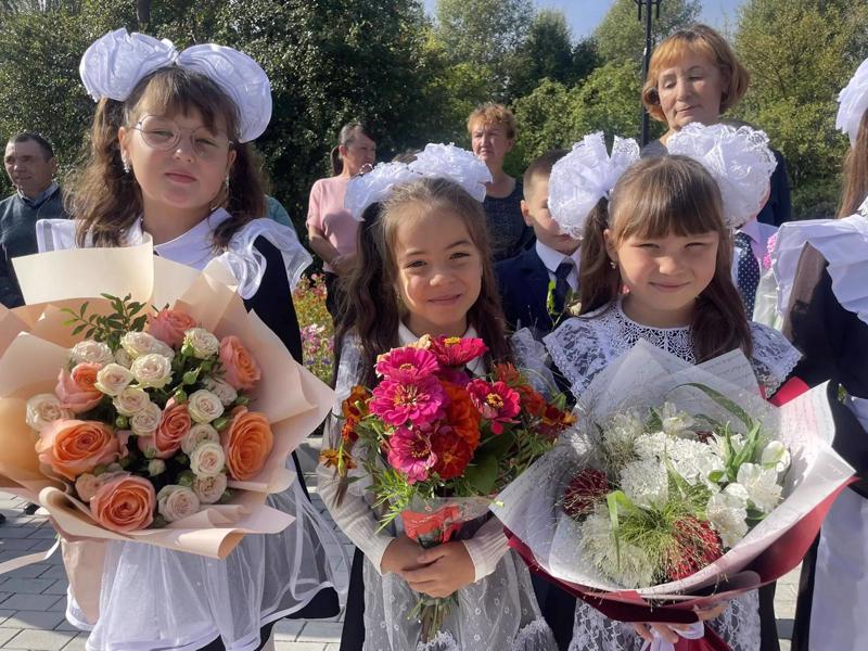 С новым стартом! В Атнарской школе прошла торжественная линейка в честь Дня знаний