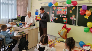 Первоклассникам вручены светоотражающие элементы