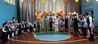 Новый учебный год: в школе прошла торжественная линейка, посвящённая 1 сентября
