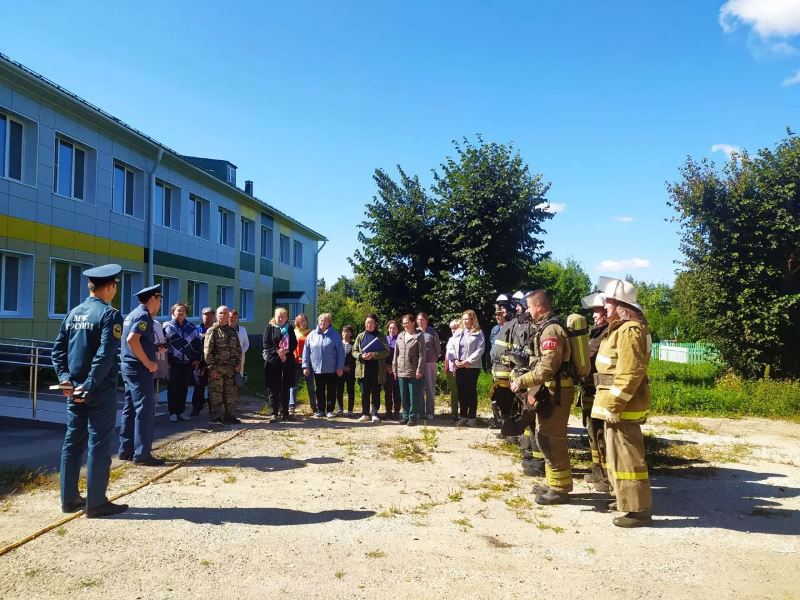 В МБОУ «Эльбарусовская СОШ» прошли тренировочные пожарно-тактические учения