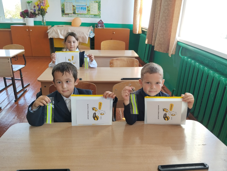 Первоклассникам вручены светоотражающие элементы