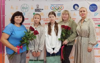 Депутат Елена Шлепнева подарила школьницам набор канцелярских принадлежностей