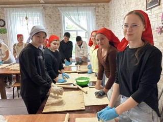Воспитанники пришкольного лагеря «Веснушки» на кухне Церковного дома Храма Рождества изготавливали сладости для бойцов СВО.