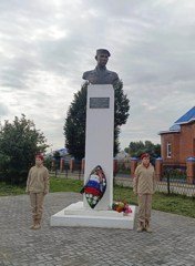 ﻿Воспитанники пришкольного лагеря «Веснушки»приняли участие в памятном мероприятии, посвященном дню рождения Героя России Олега Долгова.
