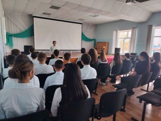 В 9 «Б» классе прошел урок безопасности: как не стать жертвой мошенников и кибербуллинга
