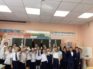 Ученики 4 «а», 4 «в» и 4 «г» классов приняли участие в мастер-классе «Журавли памяти».