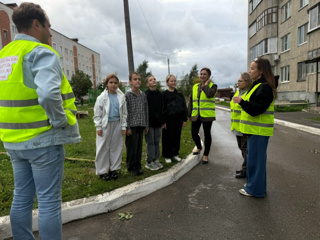 В рамках партийного проекта «Новая школа» активные родители 11 «А» класса Школы №3 совместно с классным руководителем провели рейд «Родительский патруль» в микрорайоне Северный.