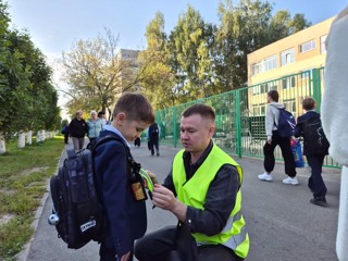 🚸   В рамках городской акции «Внимание, дети!»📢   советники директора по воспитанию Никифорова Т. С. и Чернова М. П. вместе с родителями первоклассников провели познавательную беседу с самыми юными учениками школы по ПДД: повторили, как безопасно переходить дорогу и что означают сигналы светофора🚦