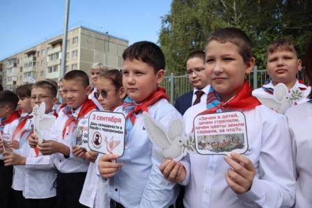 Мы будем вечно помнить вас, чьи жизни рано...:митинг памяти
