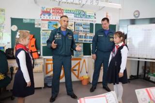 От теории к практике: школьники учились спасать и спасаться на уроке безопасности