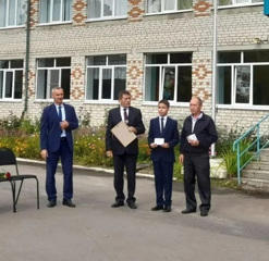 В День знаний юному лыжнику вручили зачетную книжку