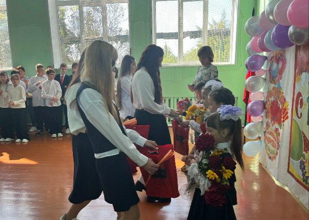 В Стемасской школе состоялся Праздник Первого звонка.