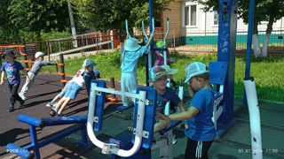 Зарядка на свежем воздухе: дошкольники осваивают уличные тренажеры.