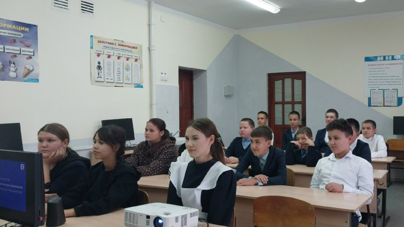 Большой праздник маленьких языков: День языков народов России в Байдеряковской школе