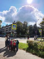 По родному краю с рюкзаком шагаю.