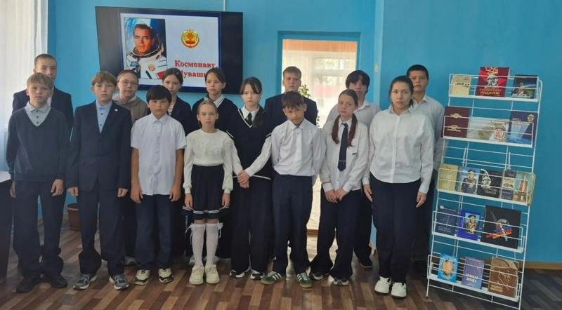 В Ядринской детской библиотеке прошёл познавательный час «Звёздный Сокол Чувашии», посвящённый дню рождения космонавта Андрияна Николаева.