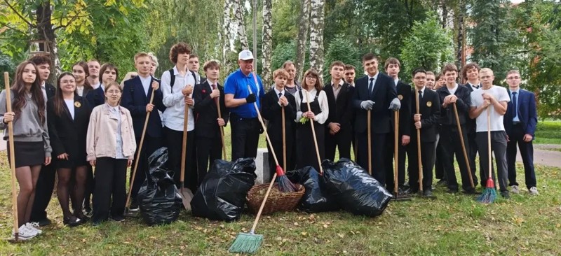В рамках общегородской акции по благоустройству учащиеся 10-11 классов совместно с педагогами провели экологический субботник на Аллее искусств