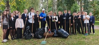 В рамках общегородской акции по благоустройству учащиеся 10-11 классов совместно с педагогами провели экологический субботник на Аллее искусств