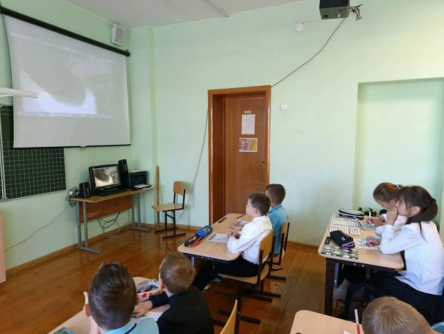✈️ «Первым делом — самолёты!»: «Разговоры о важном» в 2 и 4 классах 🛩️✨