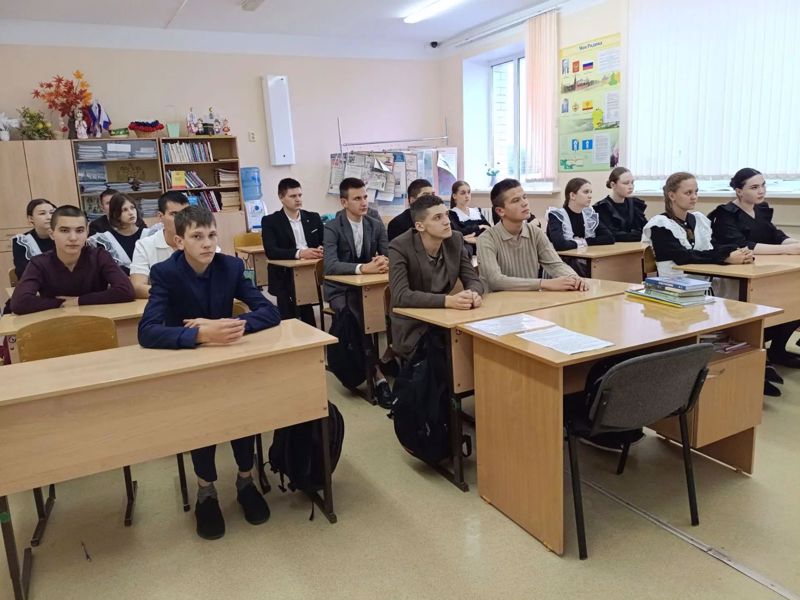 В 10-11 классах было проведено внеурочное занятие "Голос народа: как устроена законодательная власть в Российской Федерации и Чувашской Республике"