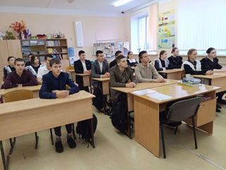 В 10-11 классах было проведено внеурочное занятие "Голос народа: как устроена законодательная власть в Российской Федерации и Чувашской Республике"