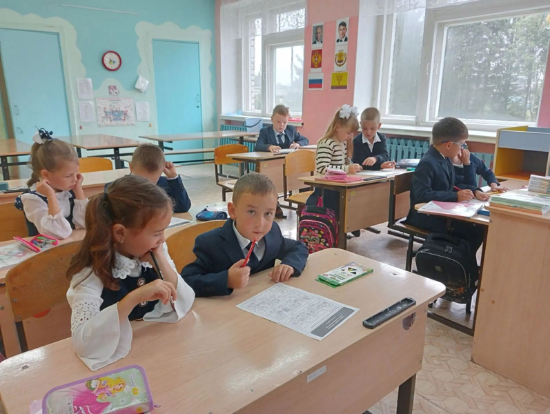 Первое занятие курса внеурочных занятий младших школьников прошло на тему "Подвиг и память. К 85‑летию начала блокады Ленинграда».
