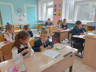 Первое занятие курса внеурочных занятий младших школьников прошло на тему "Подвиг и память. К 85‑летию начала блокады Ленинграда».