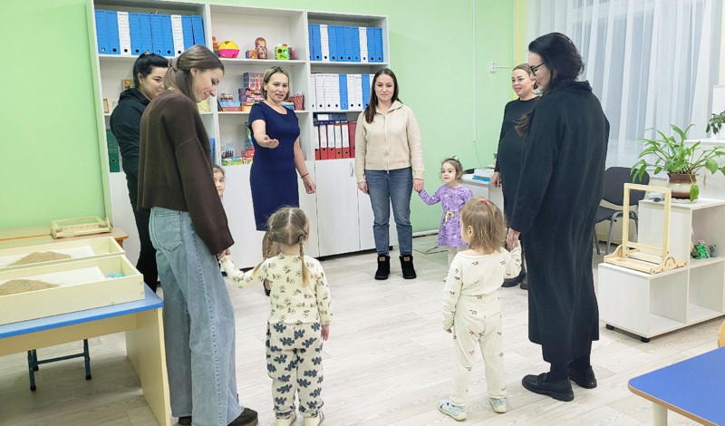 Мастер-класс в младшей группе "Сказка" "Рисуем вместе"