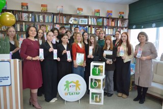 Ученики Санарпосинской школы на открытии новой  Территории  Общения Подростков (ТОП) — «Наш гектар»! в  Новояхакасинской сельской библиотеке