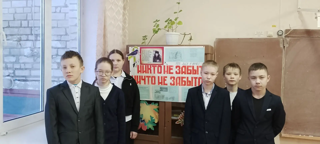 Информационный стенд 7 класса «Никто не забыт, ничто не забыто», посвященный 82-й годовщине полного освобождения Ленинграда от фашистской блокады
