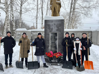 СНЕЖНАЯ ЗАБОТА: СОХРАНЯЕМ ПАМЯТЬ О ГЕРОЯХ