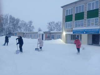 Утренняя уборка снега около школы и детского сада