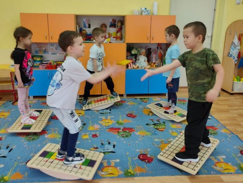 Воспитанники старшей группы компенсирующей направленности для детей с ТНР "Солнышко" продолжают осваивать доски Бильгоу .