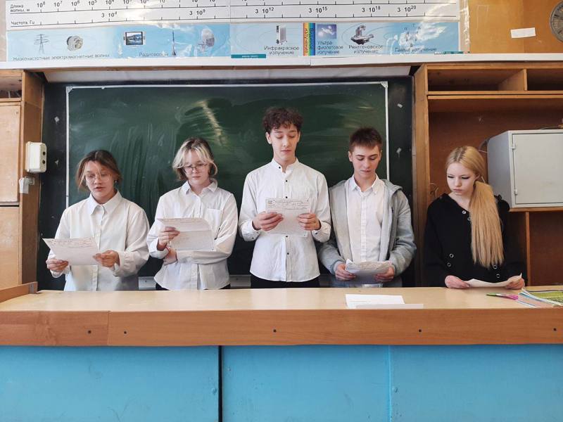 В школе состоялся конкурс чтецов среди обучающихся 8-х классов "Фронтовыми дорогами с Василием Теркиным"