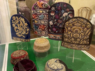 Украшаем тюбетейки и калфак, узнаём о культуре народов Татарстана.