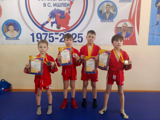 В спортивной школе «Унга» состоялось открытое первенство по самбо среди юношей и девочек