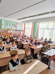 В 1 "А" классе прошёл урок Мужества "Сталинград - символ несокрушимого мужества"