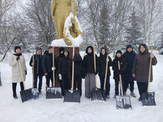 Акция «Снежный десант» по очистке памятника продолжается