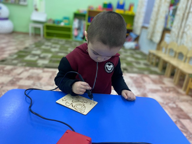 Дети средней группы «Зайчата» готовятся к приближающемуся празднику пап