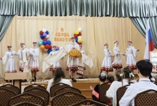 Выступление хореографической студии "Сияние" выпускникам на вечере встречи в Тренькасинской школе.