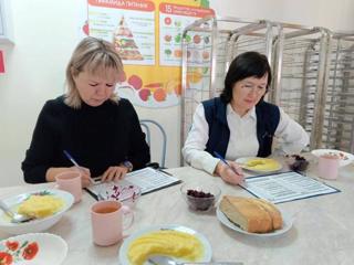 В Яльчикской школе имени Героя России Н.А. Петрова состоялся родительский контроль за организацией горячего питания