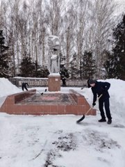 И снова снежный десант: добровольцы расчистили территорию памятника от снега