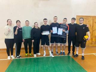 Волейбольный матч между выпускниками и учениками Санарпосинской школы