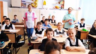 В  рамках еженедельных занятий по ЗДОРОВОМУ ПИТАНИЮ школьные врачи - стоматологи  провели увлекательный разговор о правильном питании и уходе за полостью рта  с учениками 3 А  класса
