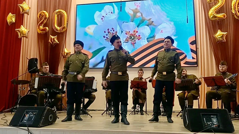 Актовый зал школы наполнился звуками музыки, перенёсшей слушателей в героическую эпоху