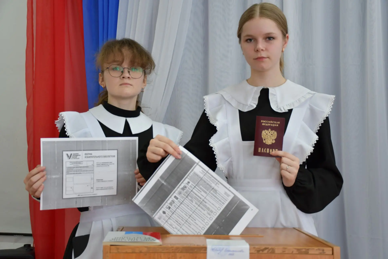 ЗНАКОМИМСЯ С ИЗБИРАТЕЛЬНЫМ ПРАВОМ В ДЕНЬ МОЛОДОГО ИЗБИРАТЕЛЯ
