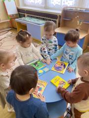 Воспитанники группы "Капитошки" знакомятся с творчеством А. Барто