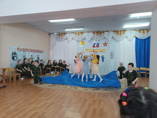 В феврале есть праздник важный...