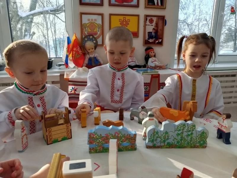 В детском саду №1 "Березка" прошло занятие с использованием игрового набора "Чувашия-край ста тысяч вышивок".